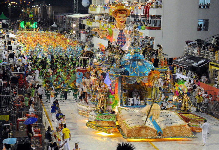 Drama! Carro alegórico emperra e correria marca o final do desfile